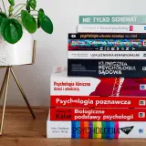 Stos książek psychologicznych, które warto przeczytać, od psychologii społecznej po kliniczną.