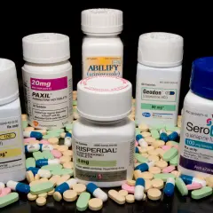 Leki psychotropowe nazwy: Zoloft, Paxil, Abilify, Geodon, Risperdal, Seroquel. Różne opakowania i tabletki.