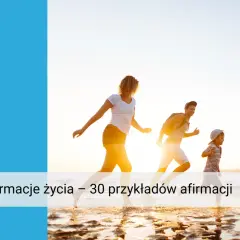 Rodzina biegnie ku zachodzącemu słońcu. To obraz afirmacji życia, pełen radości i wspólnego szczęścia.