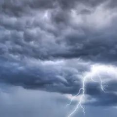 Burza z piorunami. Ciemne chmury zapowiadają zmianę pogody, wpływając na ciśnienie atmosferyczne dzisiaj i samopoczucie.