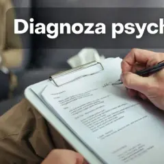 Psycholog diagnosta notuje podczas sesji. Na pierwszym planie dłoń pisząca na kartce, w tle siedząca osoba.