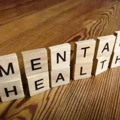 Drewniane klocki z literami tworzą napis "MENTAL HEALTH". To przypomnienie, jak panować nad emocjami i dbać o siebie.