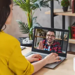 Kobieta na wideo rozmowie z mężczyzną, który może być częścią testu na autyzm u dorosłych.