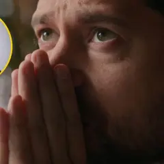 Mężczyzna z dłońmi na twarzy, przeżywający zapominanie słów. W rogu uśmiechnięty mężczyzna w garniturze.