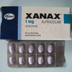 Opakowanie Xanaxu (alprazolam) 1 mg i blister z tabletkami.