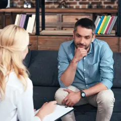 Terapia mężczyzny z ADHD, który rozważał amfetaminę jako rozwiązanie. Terapeuta słucha uważnie.