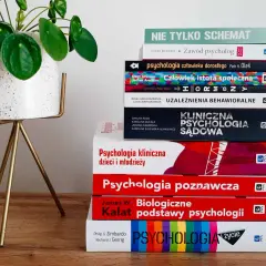 Stos książek psychologicznych, które warto przeczytać, od psychologii społecznej po kliniczną.