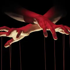 Dłonie jak marionetka, sterujące sznurkami. Czy to makiawelizm co to znaczy? Manipulacja i władza w czerwonym świetle.