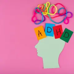Kolorowe sznurki symbolizują chaos myśli, a litery ADHD na kartkach nad głową - objawy autyzmu.