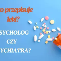 Leki na poprawę nastroju od psychiatry. Pigułki rozsypane z pomarańczowej buteleczki na niebieskim tle.