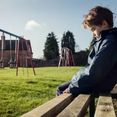 Fobia szkolna objawy: Kiedy ból brzucha to coś więcej niż lęk?