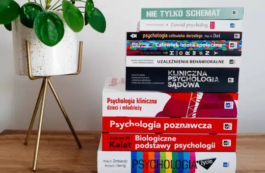 Stos książek psychologicznych, które warto przeczytać, od psychologii społecznej po kliniczną.