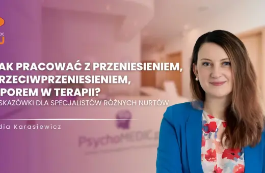 Kobieta w niebieskiej marynarce, Lidia Karasiewicz, omawia jak pracować z przeniesieniem i przeciwprzeniesieniem w terapii.