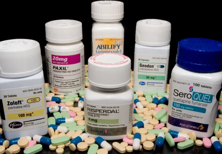 Leki psychotropowe nazwy: Zoloft, Paxil, Abilify, Geodon, Risperdal, Seroquel. Różne opakowania i tabletki.