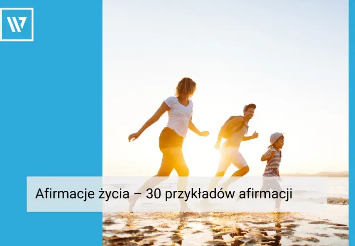 Rodzina biegnie ku zachodzącemu słońcu. To obraz afirmacji życia, pełen radości i wspólnego szczęścia.