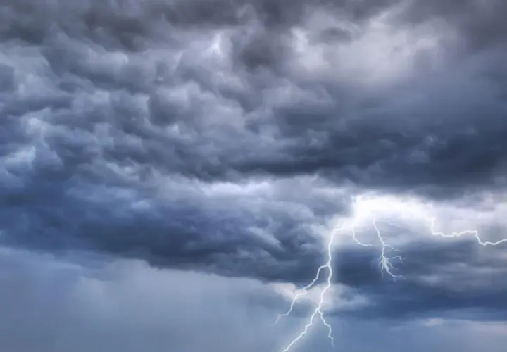 Burza z piorunami. Ciemne chmury zapowiadają zmianę pogody, wpływając na ciśnienie atmosferyczne dzisiaj i samopoczucie.