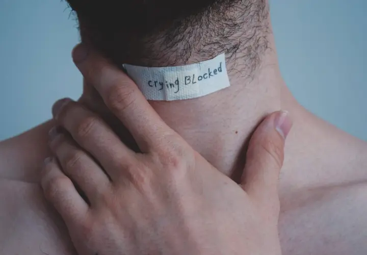 Dłoń na szyi, plaster z napisem "crying blocked". Jak przestać płakać?