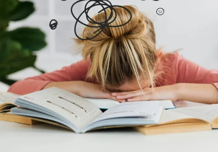 Dziewczynka z blond włosami w koku, zmęczona nauką, opiera głowę na otwartych książkach. Wokół jej głowy rysunki symbolizujące chaos i zmęczenie.