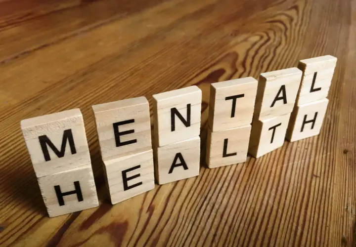 Drewniane klocki z literami tworzą napis "MENTAL HEALTH". To przypomnienie, jak panować nad emocjami i dbać o siebie.