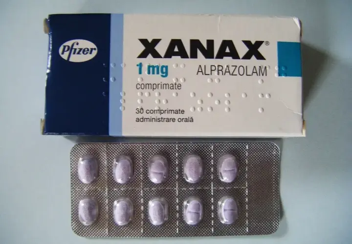 Opakowanie Xanax 1 mg z blistrem tabletek. Ważne jest prawidłowe xanax dawkowanie.