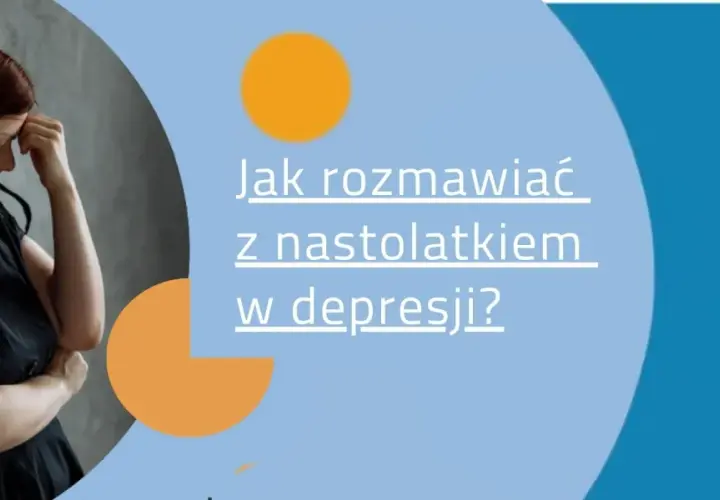 Kobieta w czarnej sukience opiera się o ścianę, zamyślona. Tekst: "Jak rozmawiać z nastolatkiem w depresji?".