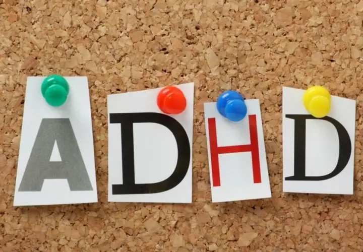 Litery "ADHD" przypięte do korkowej tablicy. Czy ADHD jest dziedziczne? To pytanie nurtuje wielu.