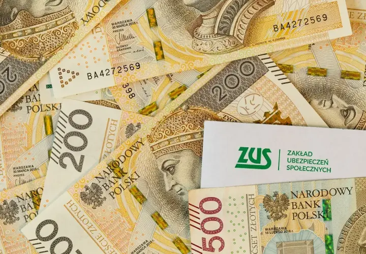 Złotówki i logo ZUS. Pytanie: czy na nerwicę można dostać rentę?