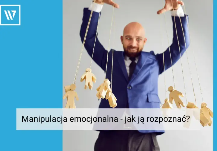 Mężczyzna w garniturze steruje drewnianymi ludzikami jak marionetkami. To wizualizacja manipulacji emocjonalnej.