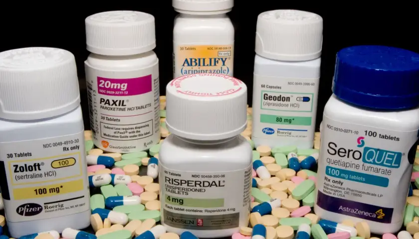 Leki psychotropowe nazwy: Zoloft, Paxil, Abilify, Geodon, Risperdal, Seroquel. Różne opakowania i tabletki.