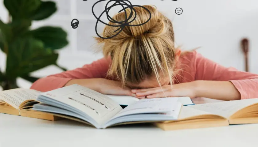 Dziewczynka z blond włosami w koku, zmęczona nauką, opiera głowę na otwartych książkach. Wokół jej głowy rysunki symbolizujące chaos i zmęczenie.