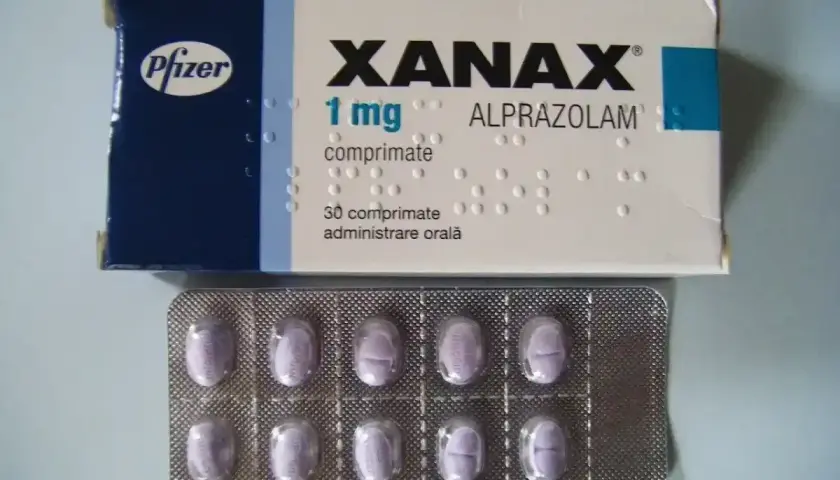 Opakowanie Xanaxu (alprazolam) 1 mg i blister z tabletkami.