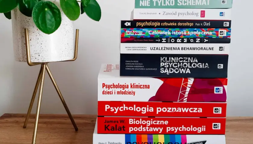 Stos książek psychologicznych, które warto przeczytać, od psychologii społecznej po kliniczną.