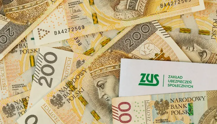Złotówki i logo ZUS. Pytanie: czy na nerwicę można dostać rentę?