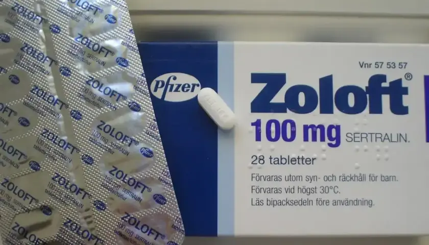 Opakowanie leku Zoloft 100 mg z sertraliną, stosowanego w leczeniu depresji i innych schorzeń.