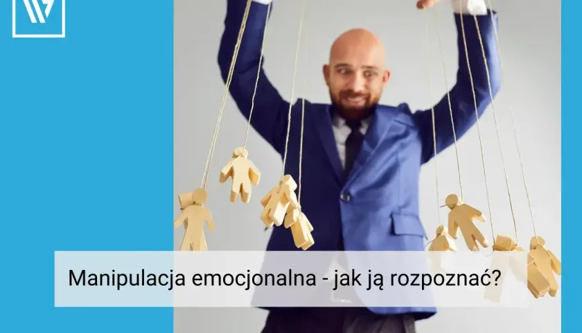 Mężczyzna w garniturze steruje drewnianymi ludzikami jak marionetkami. To wizualizacja manipulacji emocjonalnej.