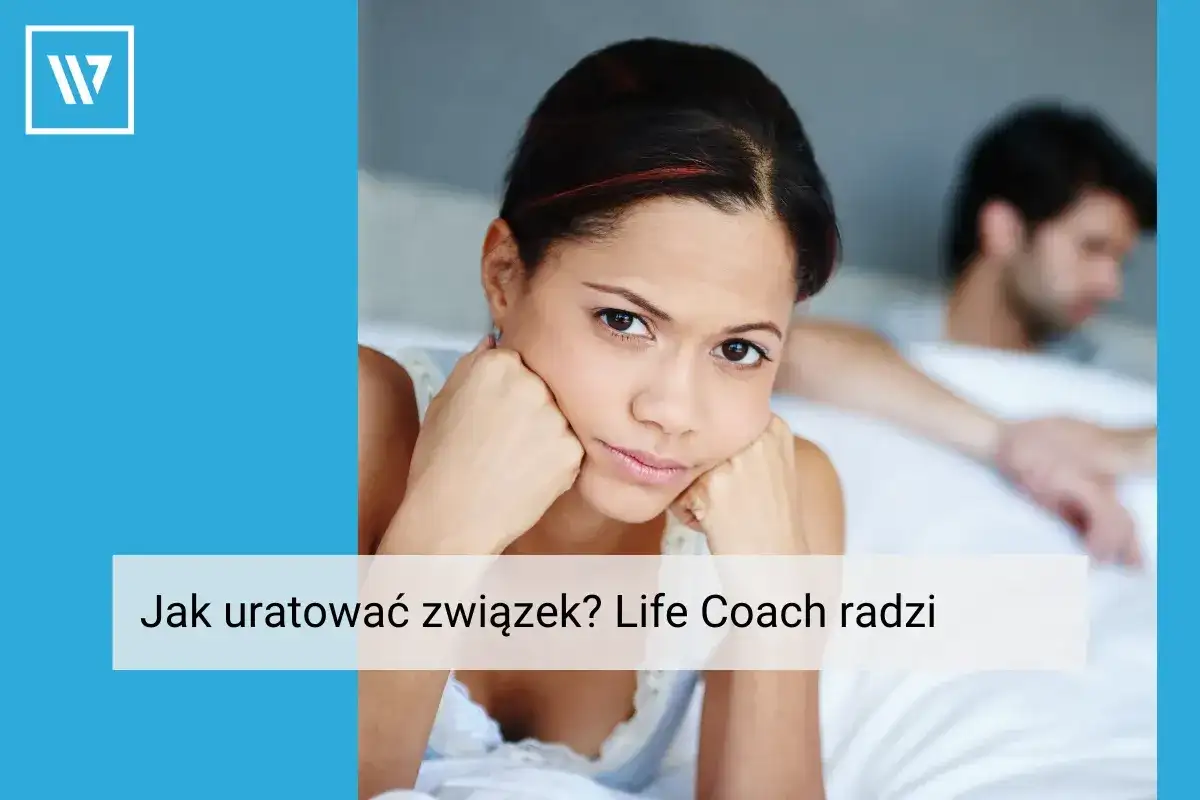 Smutna kobieta na pierwszym planie, z tyłu niewyraźny mężczyzna. Tekst: "Jak uratować związek? Life Coach radzi".