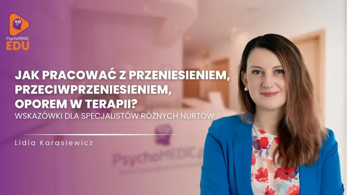 Kobieta w niebieskiej marynarce, Lidia Karasiewicz, omawia jak pracować z przeniesieniem i przeciwprzeniesieniem w terapii.