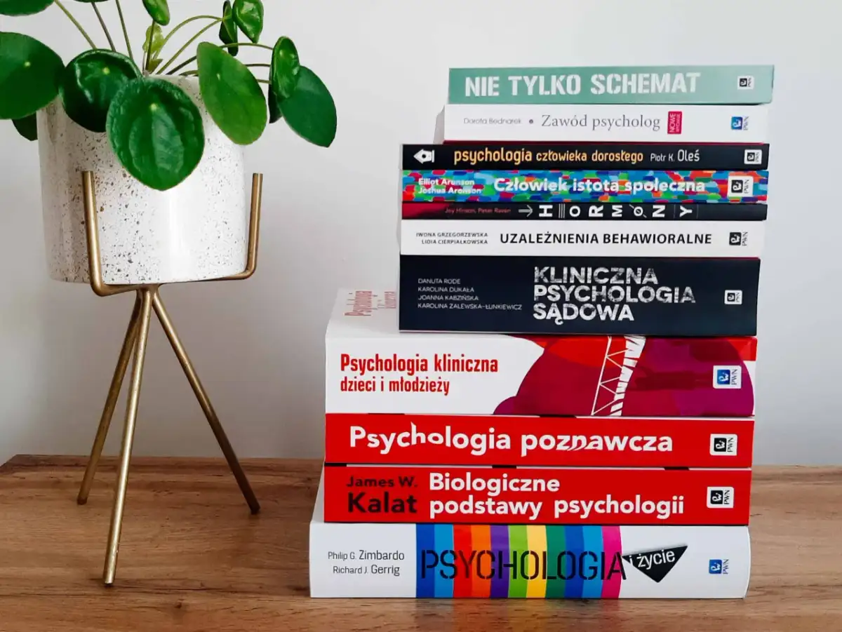 Stos książek psychologicznych, które warto przeczytać, od psychologii społecznej po kliniczną.