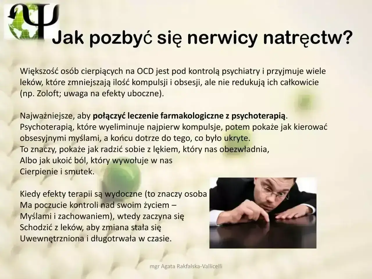 Psychoterapia i leki to najskuteczniejszy lek na nerwicę natręctw. Obrazek pokazuje mężczyznę w garniturze, który pochyla się nad stołem.