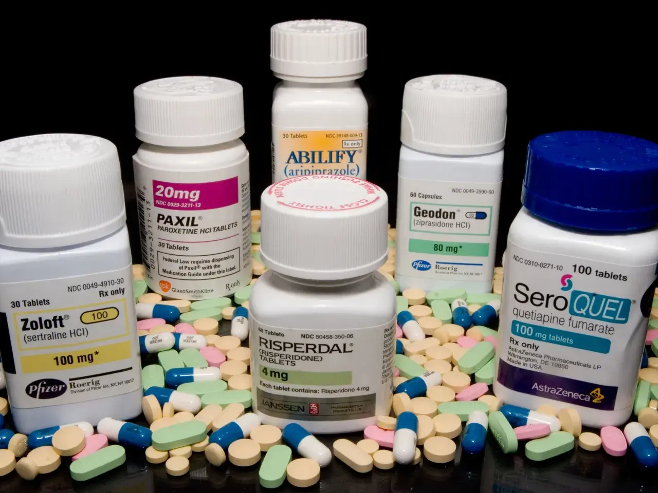 Leki psychotropowe nazwy: Zoloft, Paxil, Abilify, Geodon, Risperdal, Seroquel. Różne opakowania i tabletki.