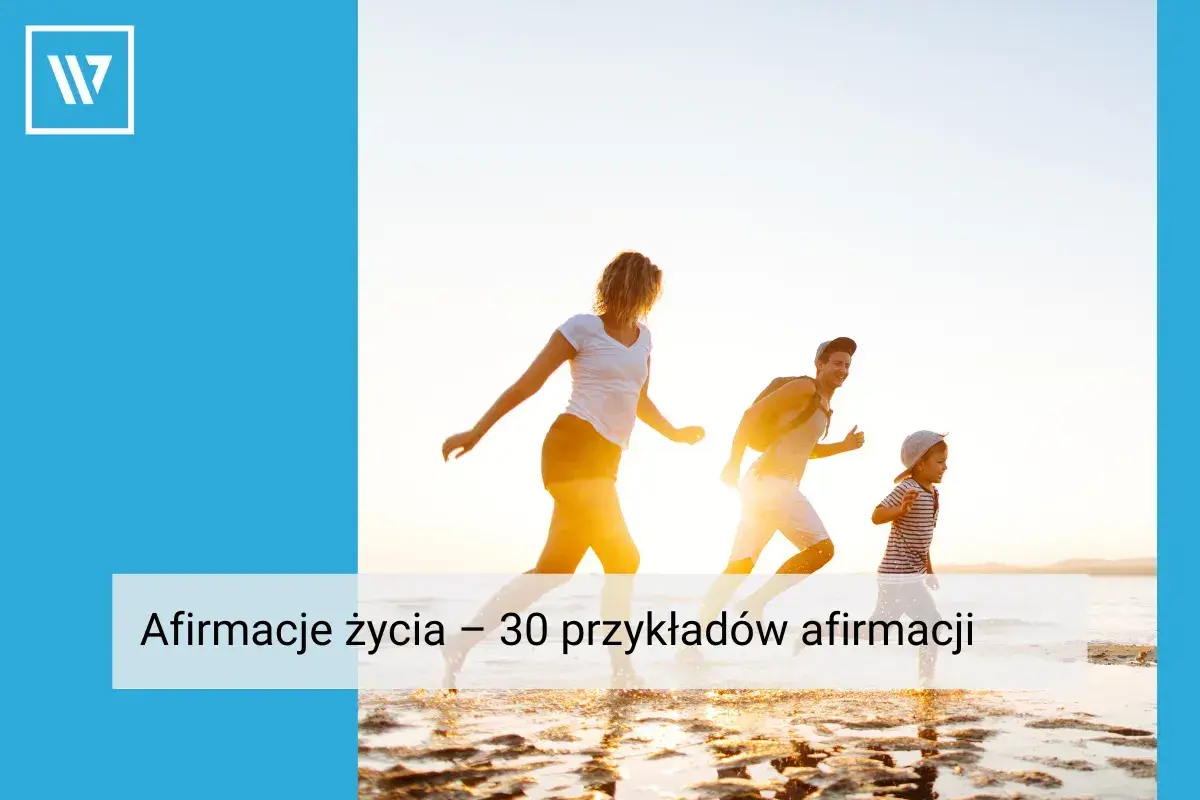 Rodzina biegnie ku zachodzącemu słońcu. To obraz afirmacji życia, pełen radości i wspólnego szczęścia.