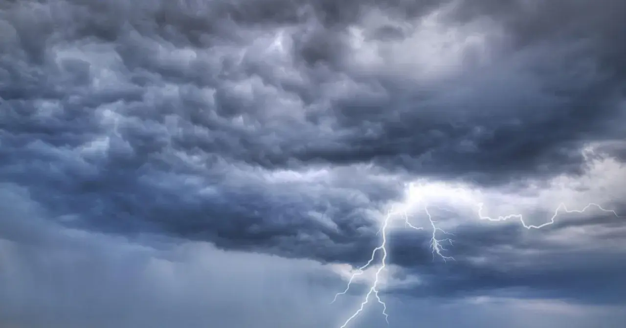 Burza z piorunami. Ciemne chmury zapowiadają zmianę pogody, wpływając na ciśnienie atmosferyczne dzisiaj i samopoczucie.