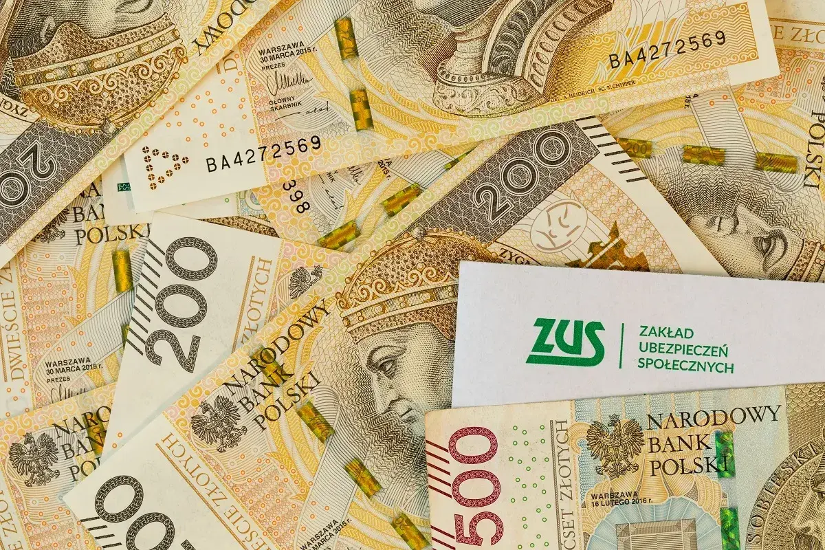 Złotówki i logo ZUS. Pytanie: czy na nerwicę można dostać rentę?