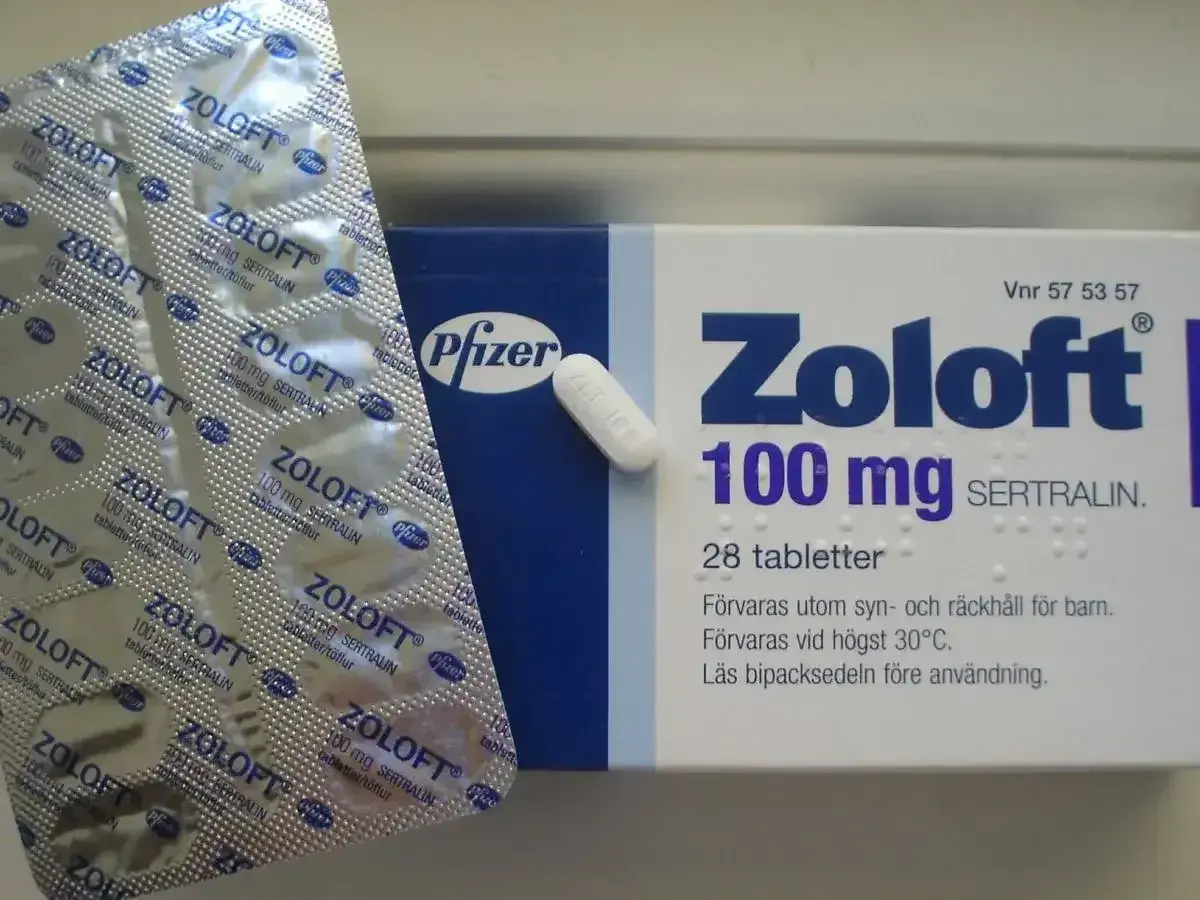 Opakowanie leku Zoloft 100 mg z sertraliną, stosowanego w leczeniu depresji i innych schorzeń.