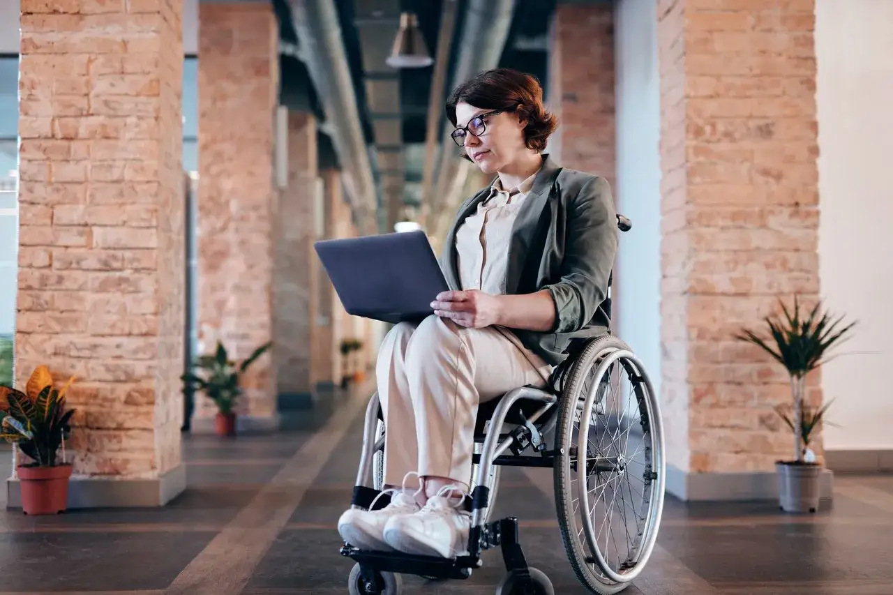 Osoba z niepełnosprawnością w pracy, udogodnienia