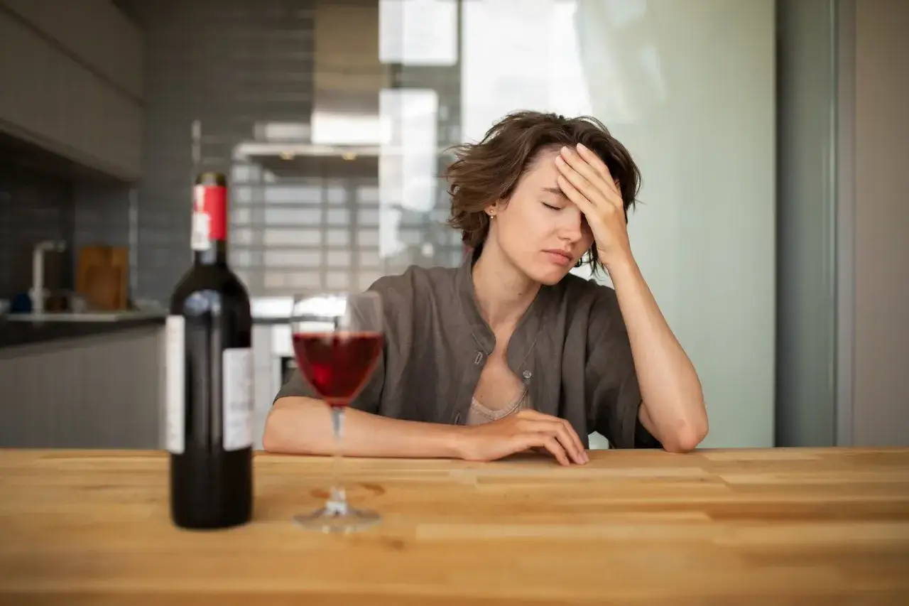 osoba z objawami psychozy alkoholowej halucynacje