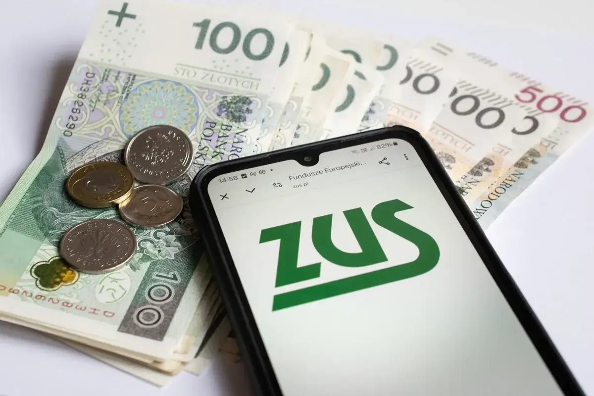 Pieniądze i telefon z logo ZUS. Czy na nerwicę można dostać rentę? Sprawdź na ZUS.pl.