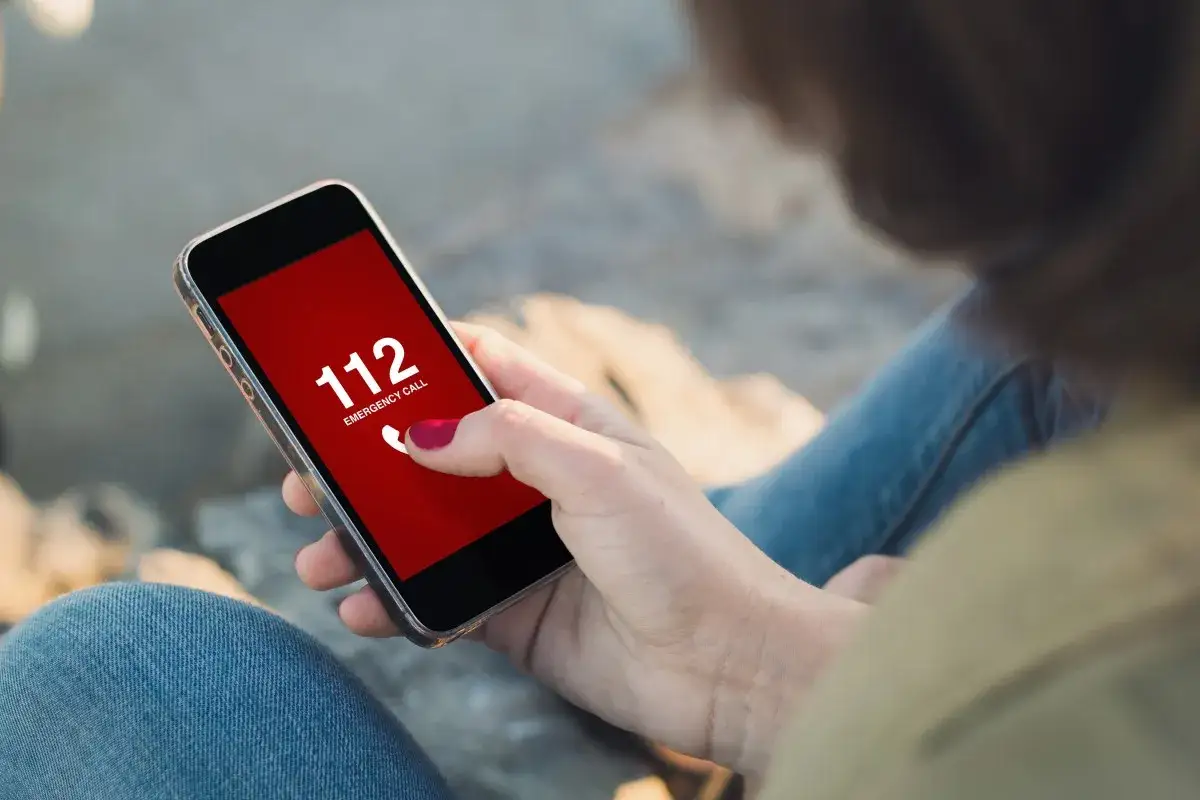 Osoba dzwoniąca na telefon alarmowy, numer 112